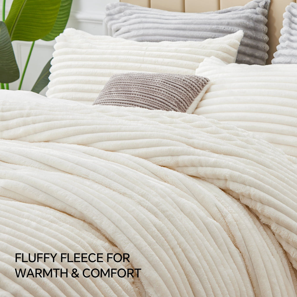 Hypoallergenic Cloud Fleece Queen Comforter Set -Super Soft & Warm Fluffy White Bedding, Luxury Fuzzy Heavy Bed Set for Winter with 2 Pill... - All-Season Down Alternative Comforter Insert Detail