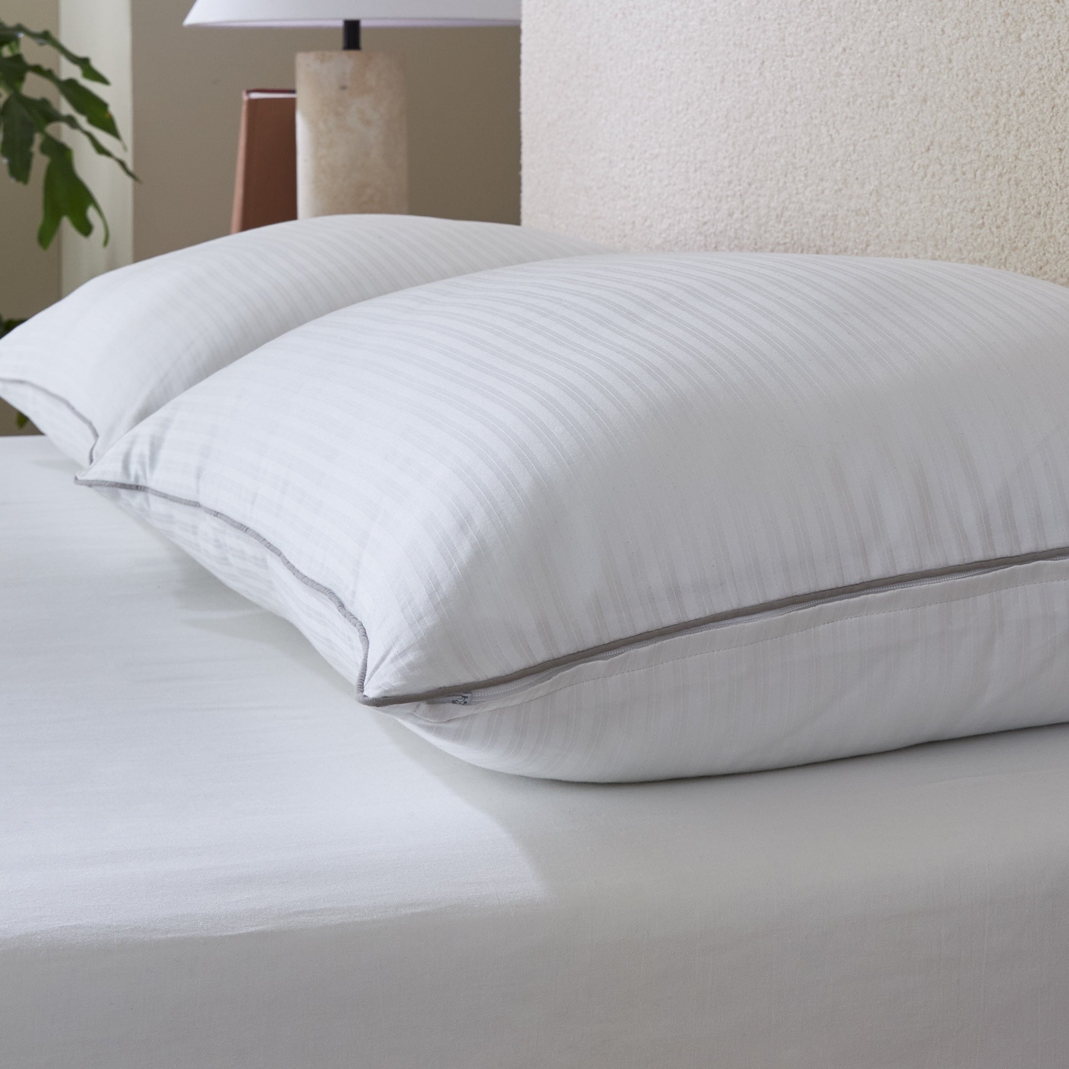 Ergonomic Memory Foam Down Alternative Bed Pillow, Standard/Queen - Decorative Throw Pillow Cushion for Sofa & Bed Detail