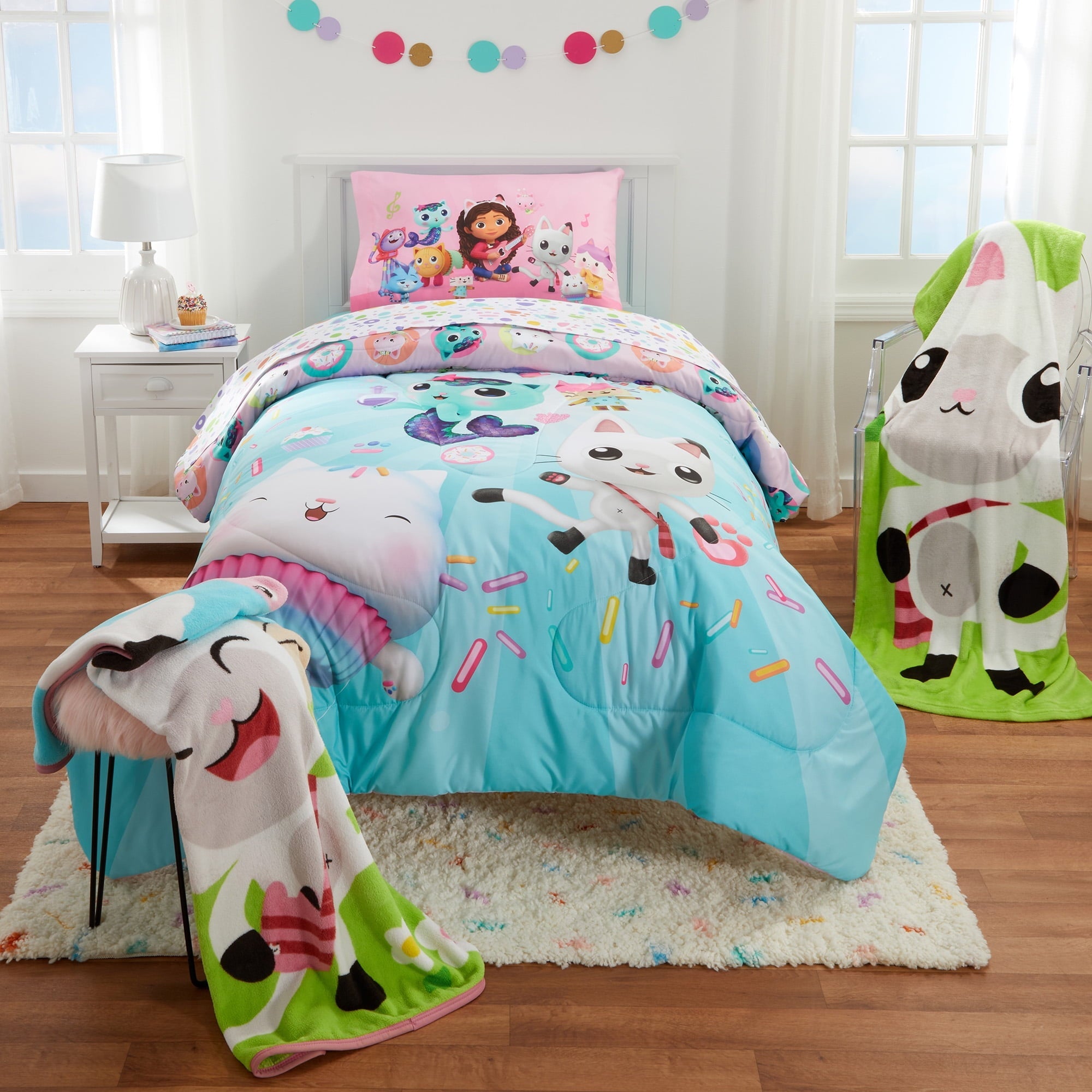Heavyweight Warmth Gabby's Dollhouse Kids Comforter and Pillowcase, 2-Piece Set, Twin/Full, Reversible - All-Season Down Alternative Comforter Insert Detail