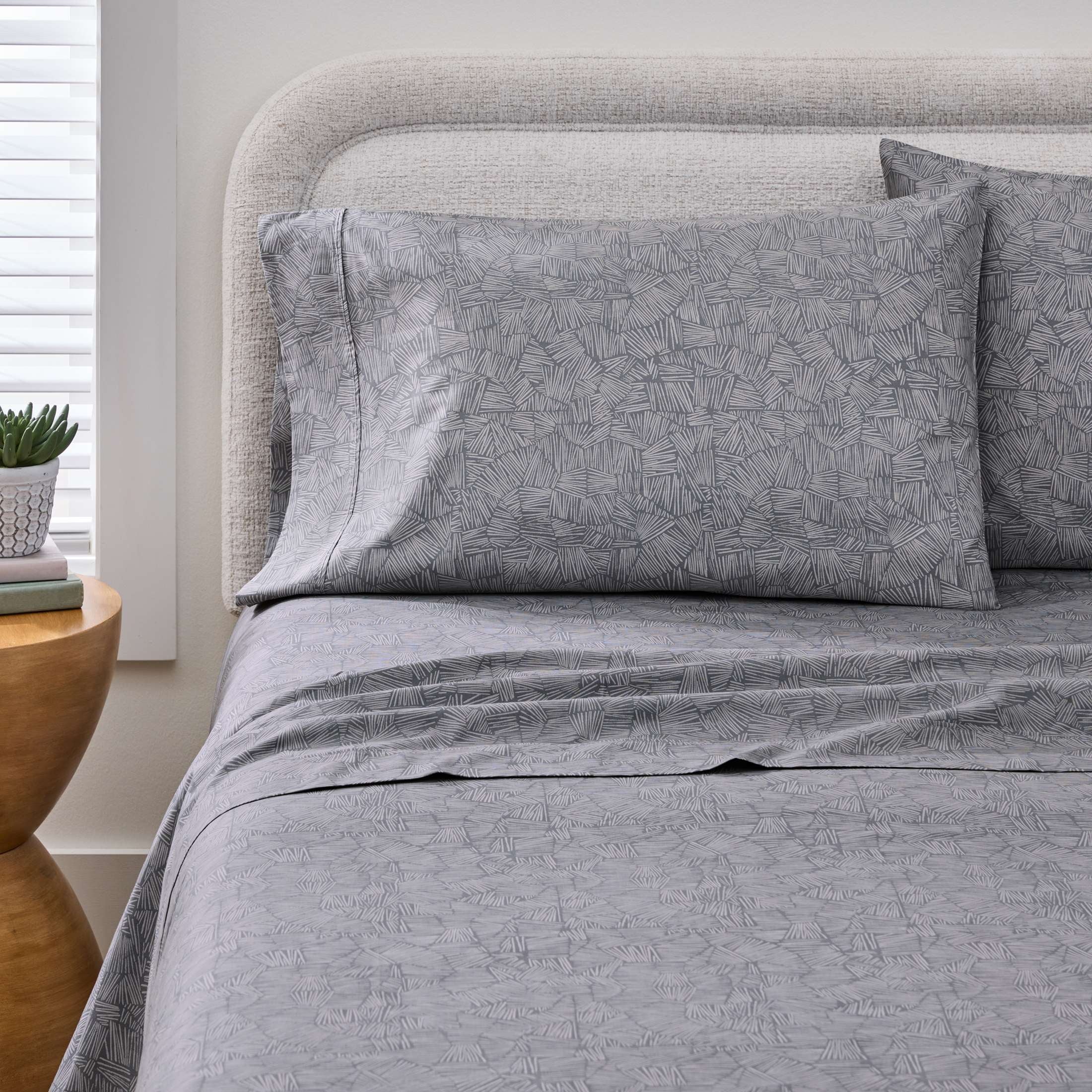 Ultra-Soft 300 Thread Count 4-Piece Cotton Percale Ziggy Geo Print Grey Flannel Bed Sheet Set, Queen - Breathable Egyptian Cotton Flat & Fitted Sheets Detail
