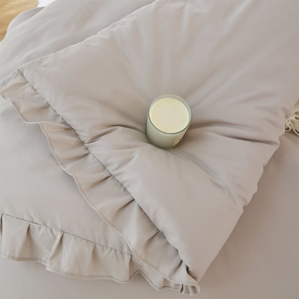 Luxurious Quilted Queen Comforter Set For Adult, 3 Piece Ruffle Oatmeal Comforter Sets All Season - Hypoallergenic Ultra-Fluffy Quilt for Winter Detail