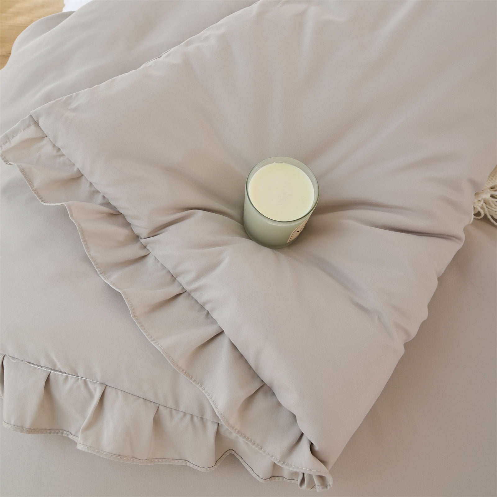 Luxurious Quilted Queen Comforter Set For Adult, 3 Piece Ruffle Oatmeal Comforter Sets All Season - Hypoallergenic Ultra-Fluffy Quilt for Winter Detail