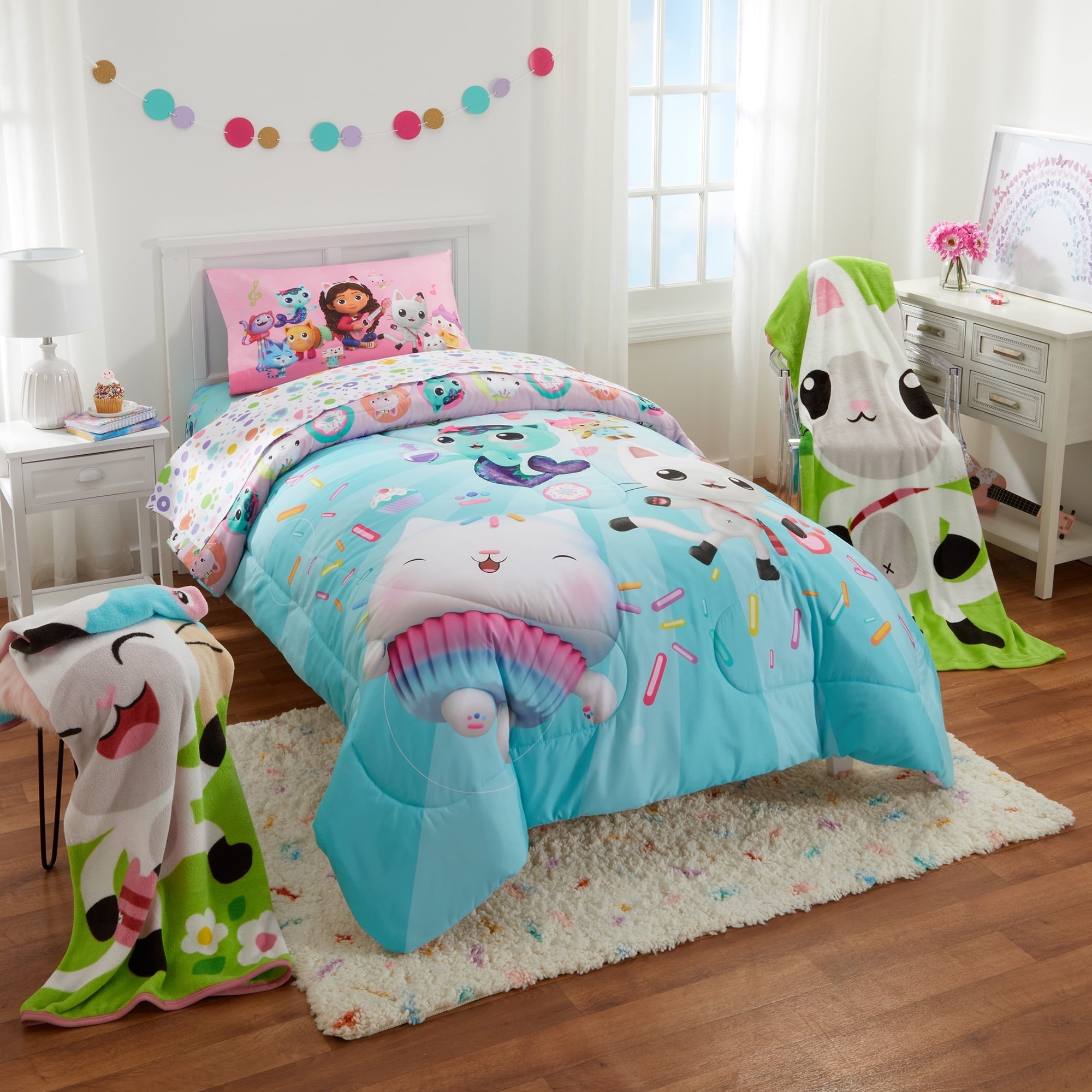 Heavyweight Warmth Gabby's Dollhouse Kids Comforter and Pillowcase, 2-Piece Set, Twin/Full, Reversible - All-Season Down Alternative Comforter Insert Detail