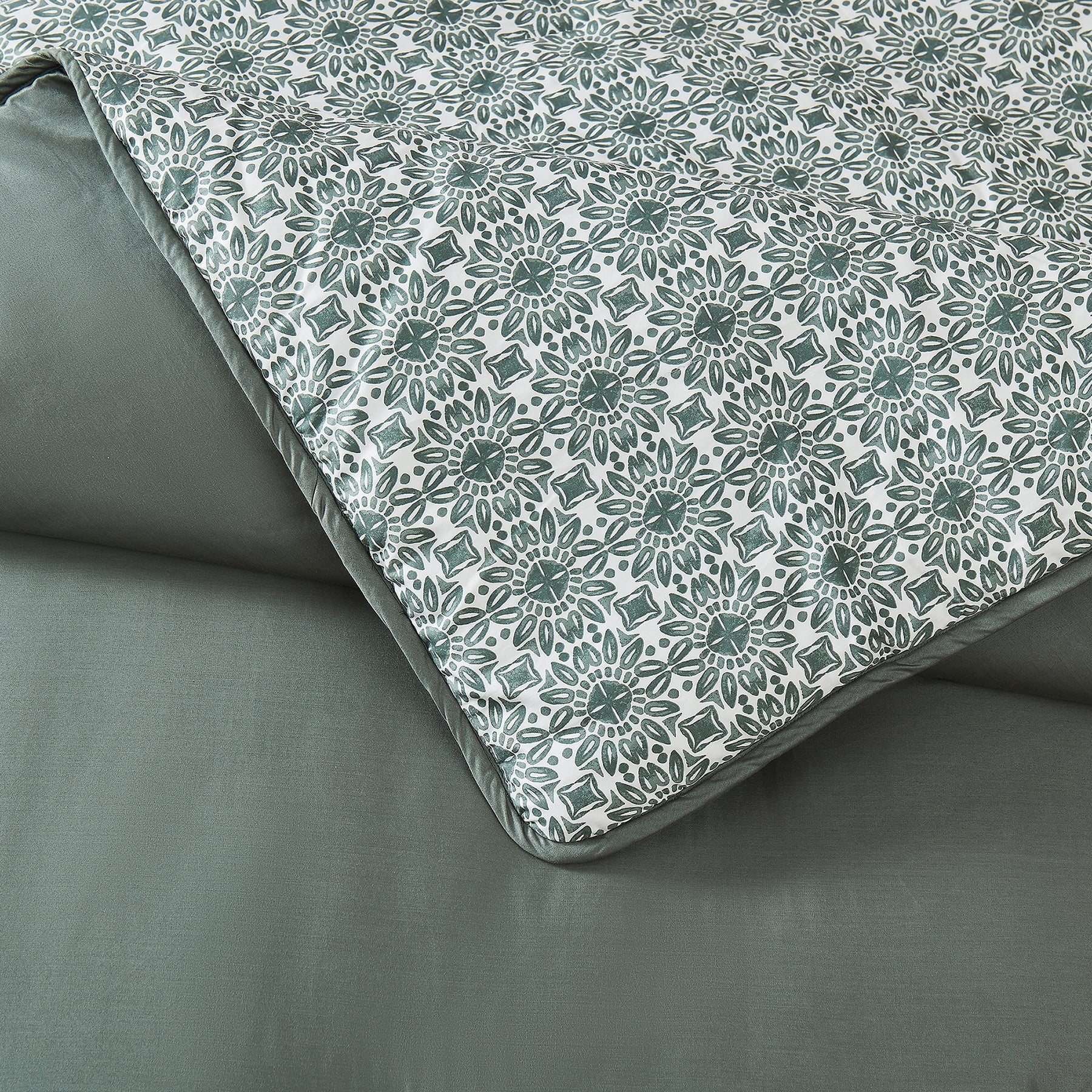 All-Season 3-Piece 400 Thread Count Flag Stone Green Cotton Lyocell Blend Comforter Set, Adult King - All-Season Down Alternative Comforter Insert Detail