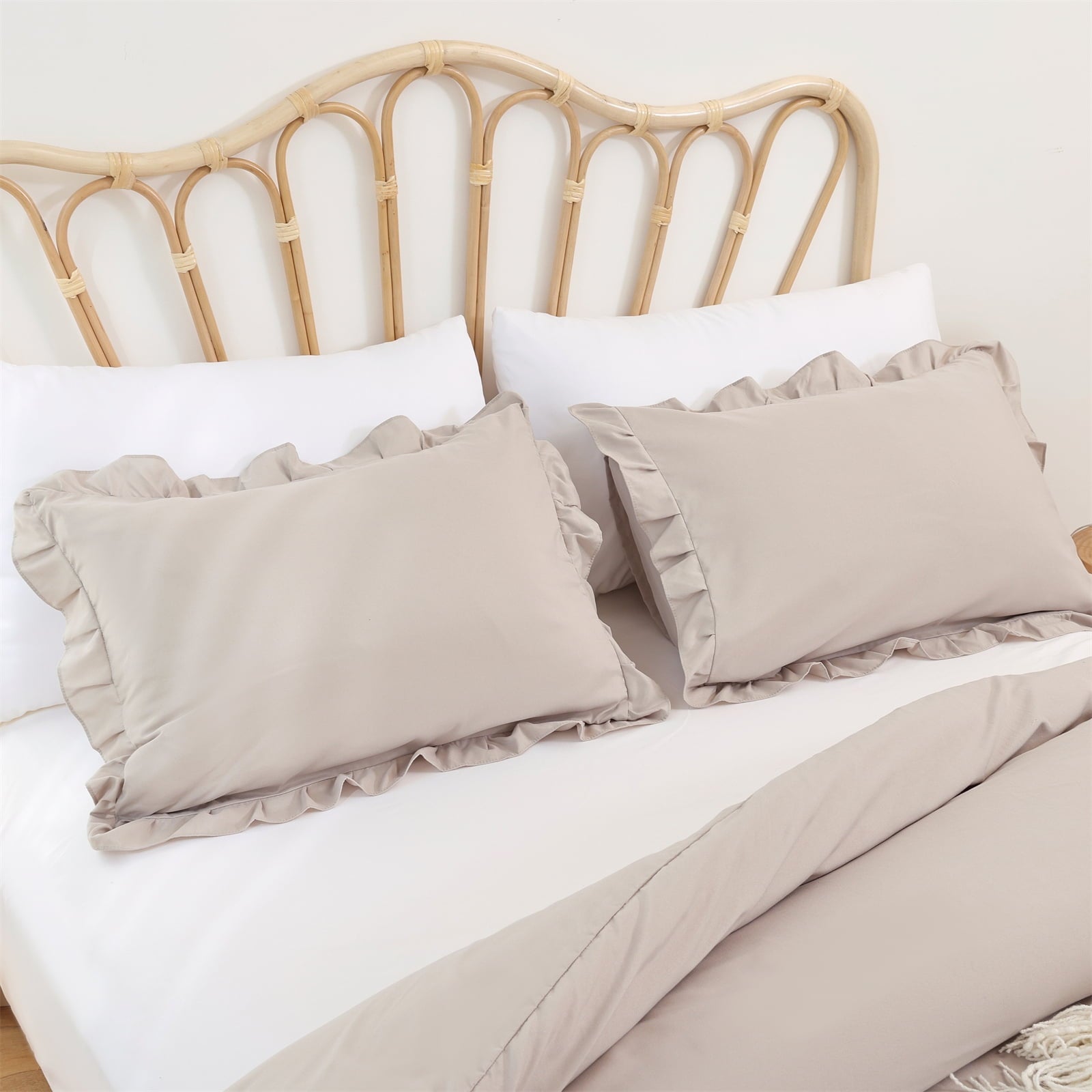 Luxurious Quilted Queen Comforter Set For Adult, 3 Piece Ruffle Oatmeal Comforter Sets All Season - Hypoallergenic Ultra-Fluffy Quilt for Winter Detail