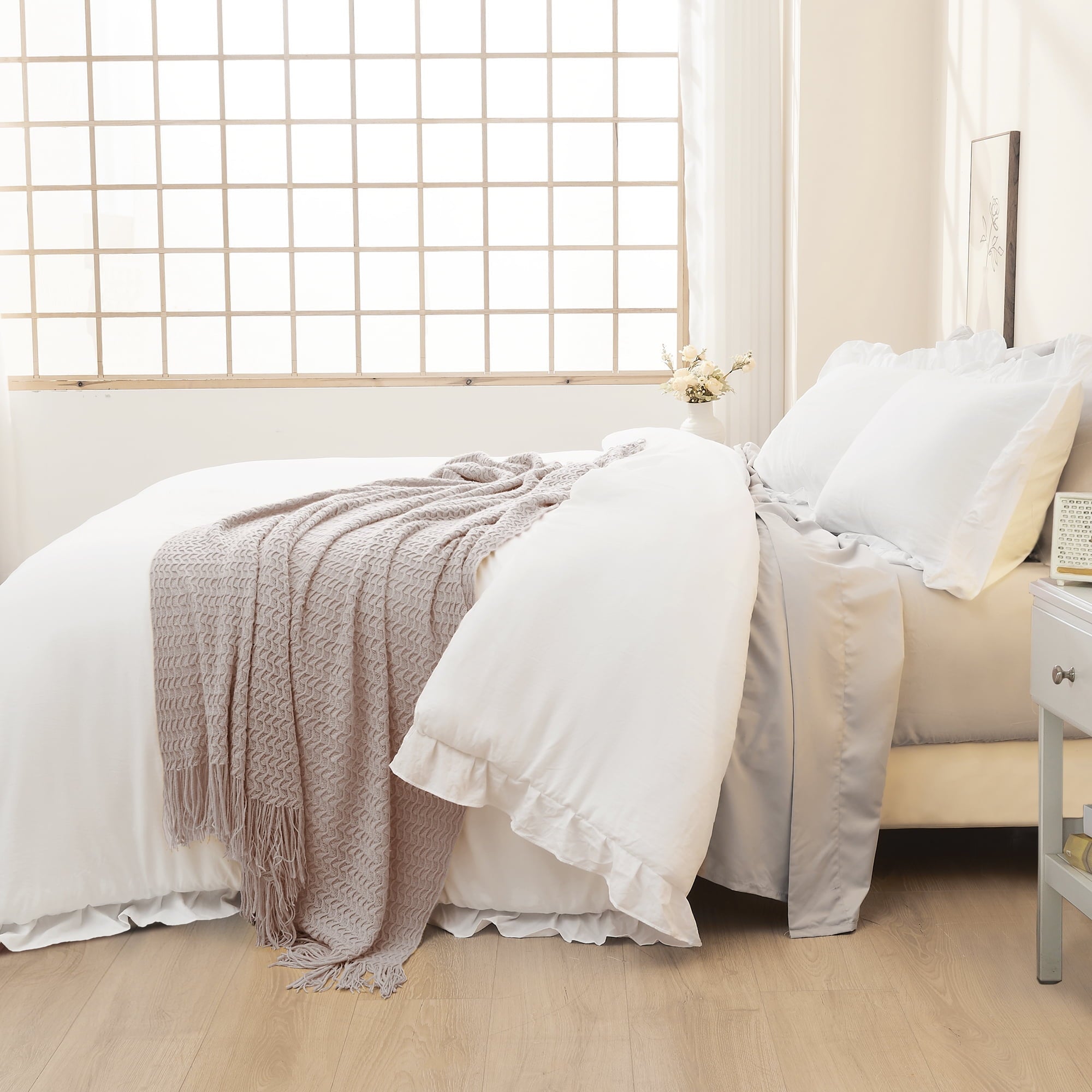 All-Season Queen Comforter Set White, 3 Pieces Soft Fluffy Farmhouse Ruffle Bedding Comforter Sets for Queen Bed, All Season Lig... - Luxurious Quilted Duvet Cover Set Detail