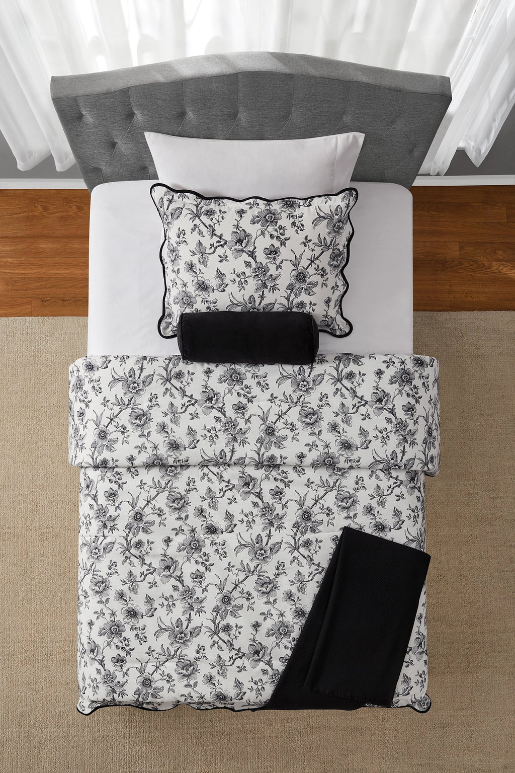 Fluffy Down Alternative Floral Scallop 4-Piece White/Black Comforter Set, Twin/Twin XL - Luxurious Quilted Duvet Cover Set Detail
