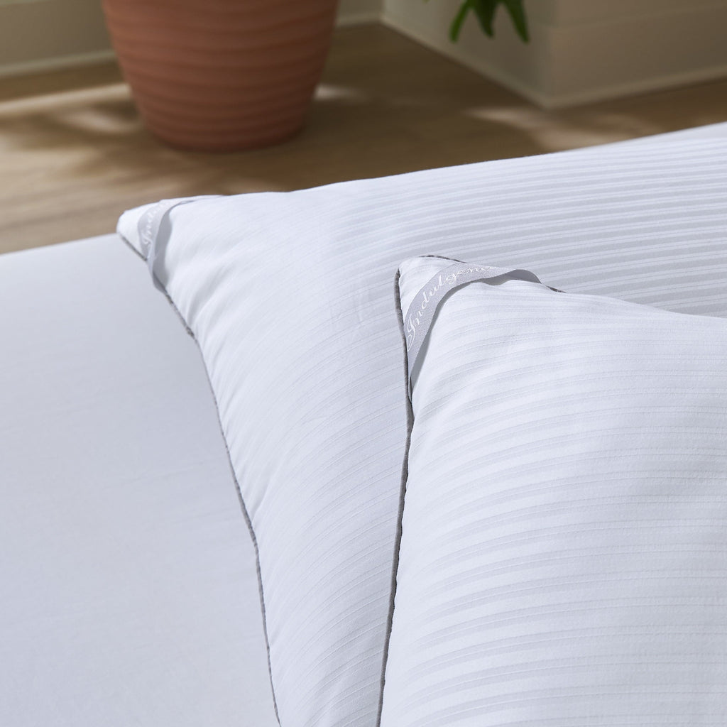 Ergonomic Memory Foam Down Alternative Bed Pillow, Standard/Queen - Decorative Throw Pillow Cushion for Sofa & Bed Detail