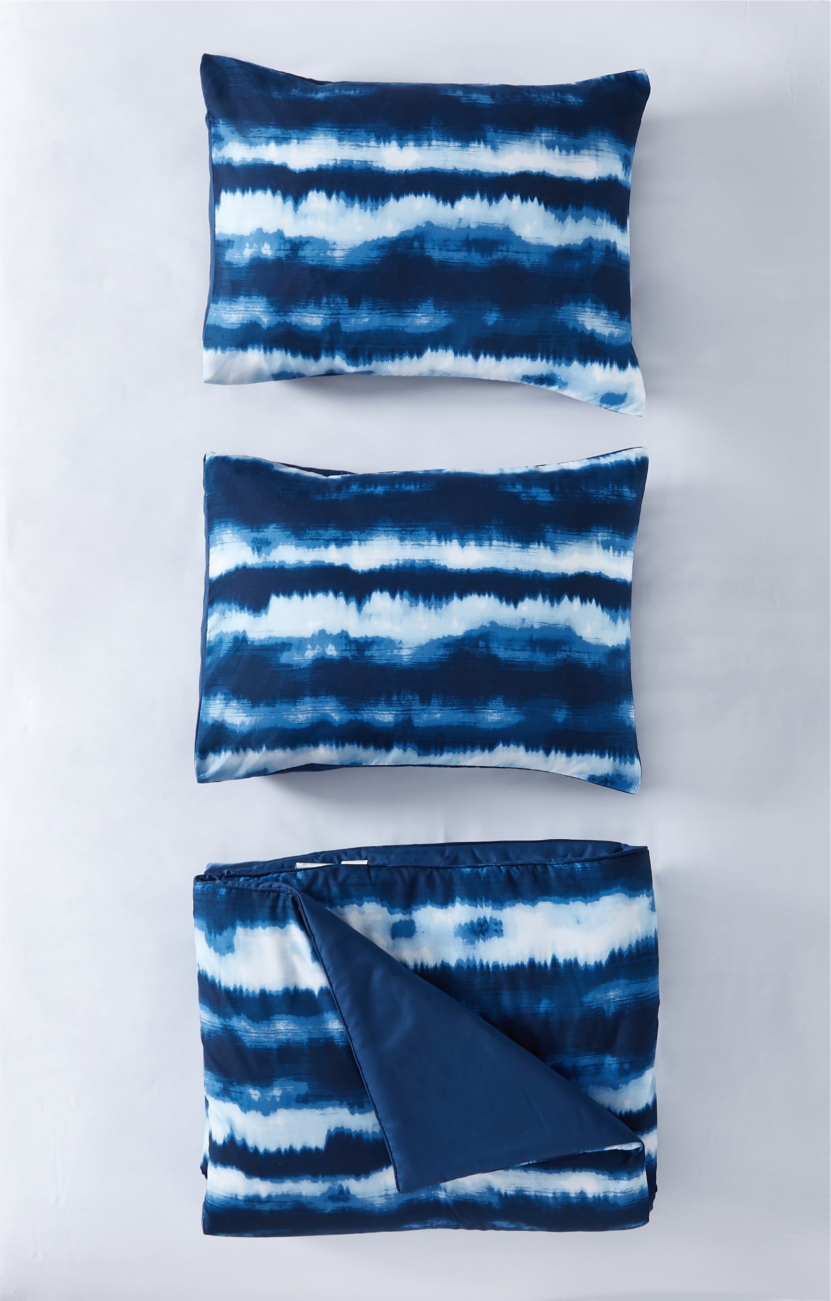 Luxurious Quilted Tie Dye Navy 3 Piece Comforter Set, Full - All-Season Down Alternative Comforter Insert Detail