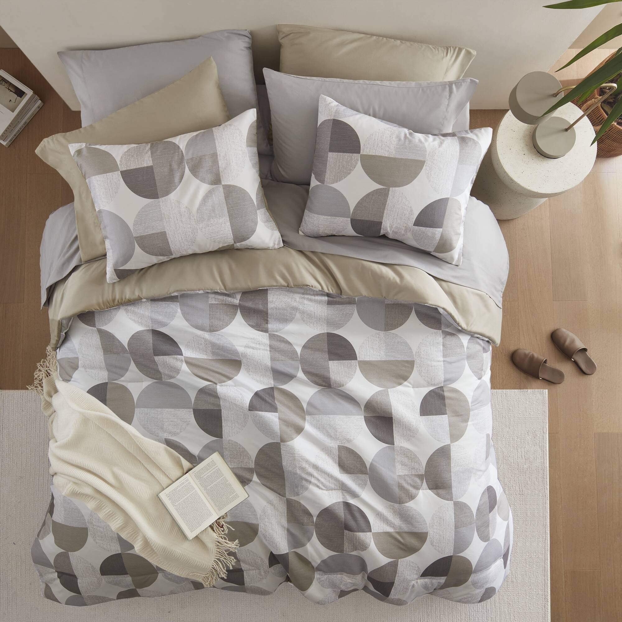 Luxurious Quilted Full/Queen Size Comforter Set, Tan/Gray Bedding Set for All Seasons, 3-Piece Round Geometric Print Bedding Comforter Set - Hypoallergenic Ultra-Fluffy Quilt for Winter Detail