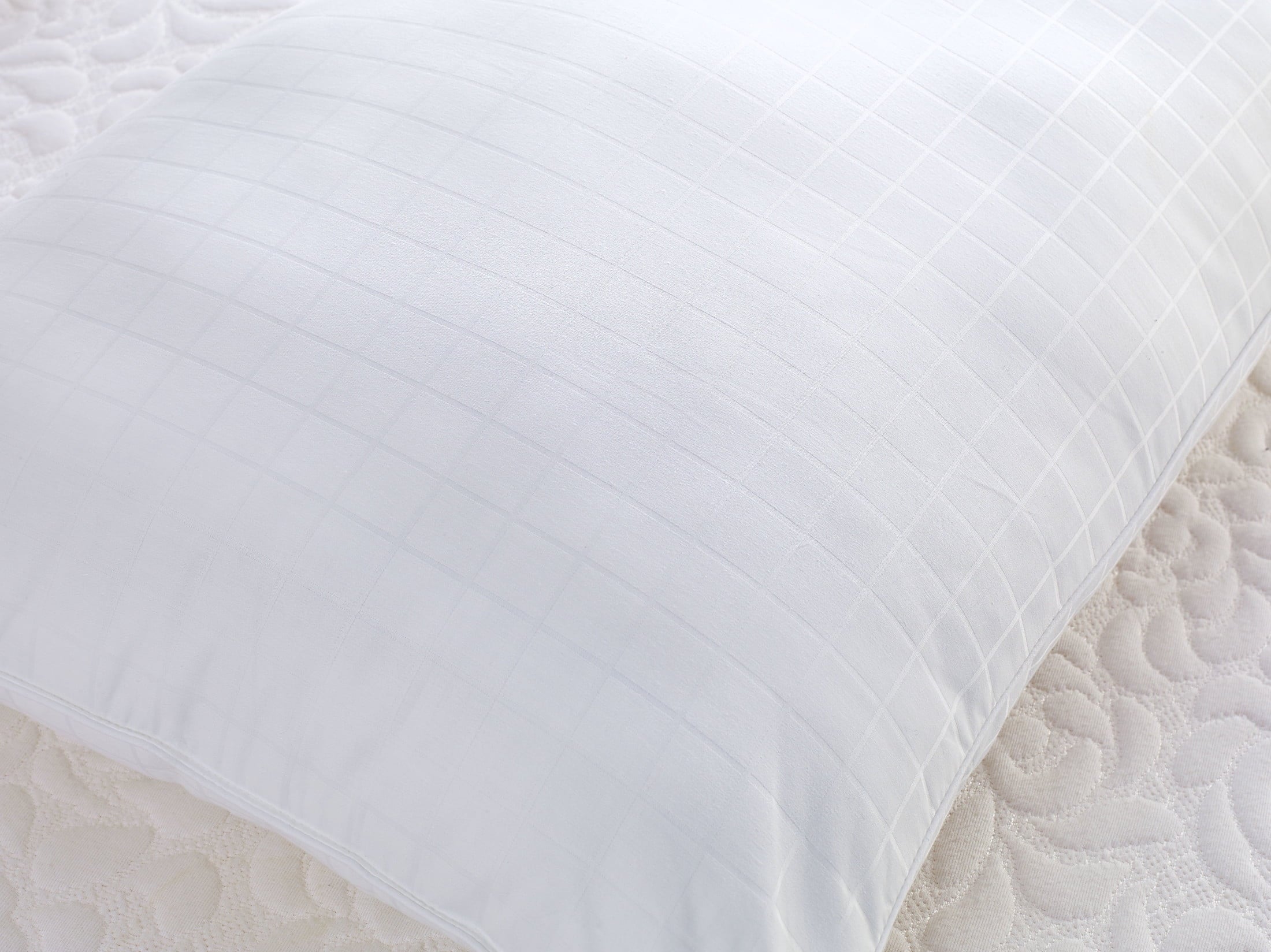 Ergonomic Memory Foam Bed Pillows, 2-pack, Jumbo - Ergonomic Memory Foam Pillow for Neck Pain Support Detail