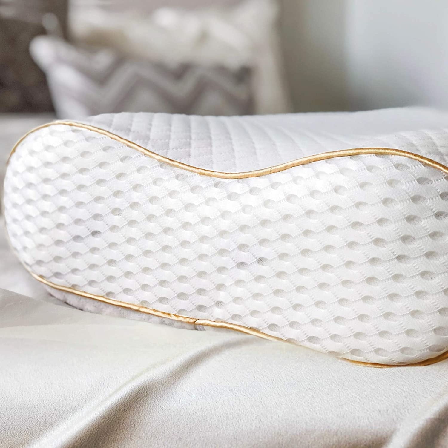 Orthopedic Support Queen Memory Foam Pillow + Extra Pillowcase, Bed Pillow for Neck & Shoulders for Adult - Ergonomic Memory Foam Pillow for Neck Pain Support Detail