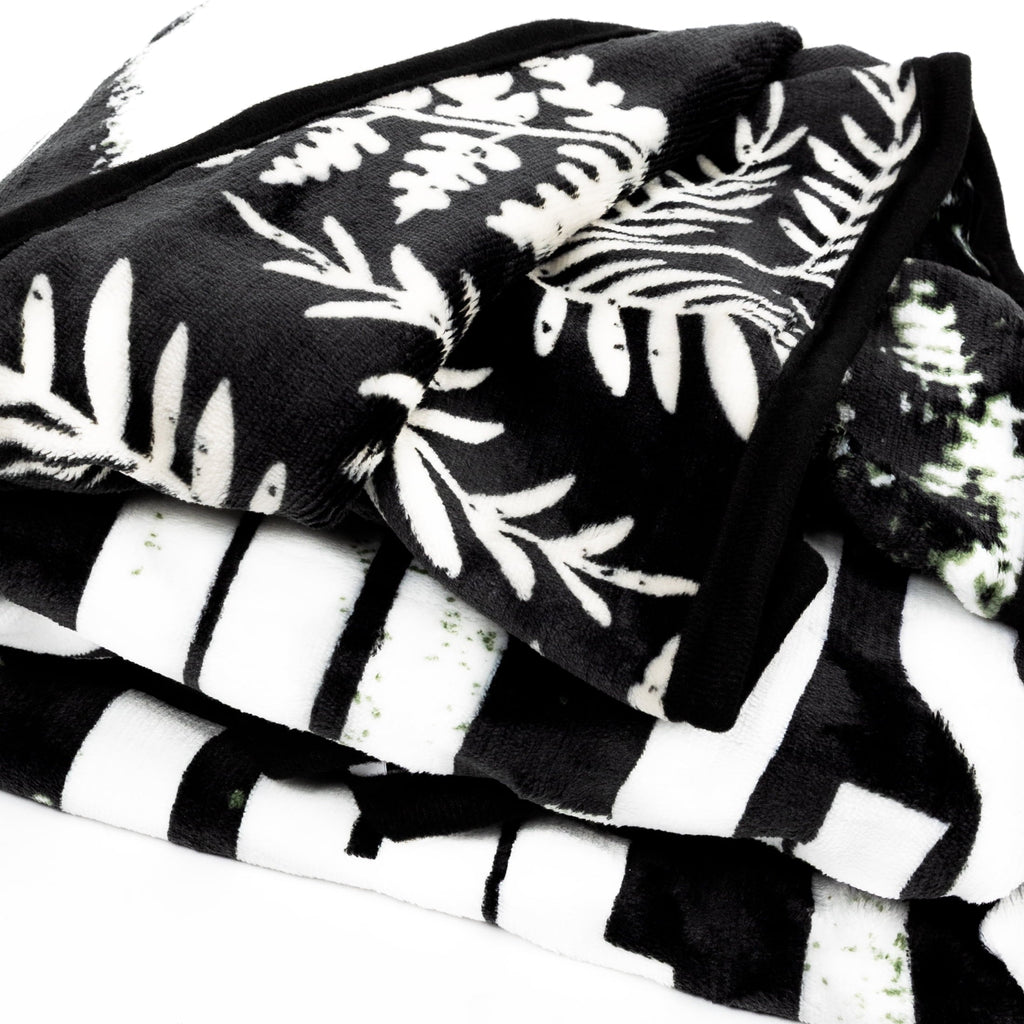 Lightweight Warm Black and White Polyester Throw Blanket, 50" X 60" - Cozy Fleece Throw Blanket for Couch & Bed Detail