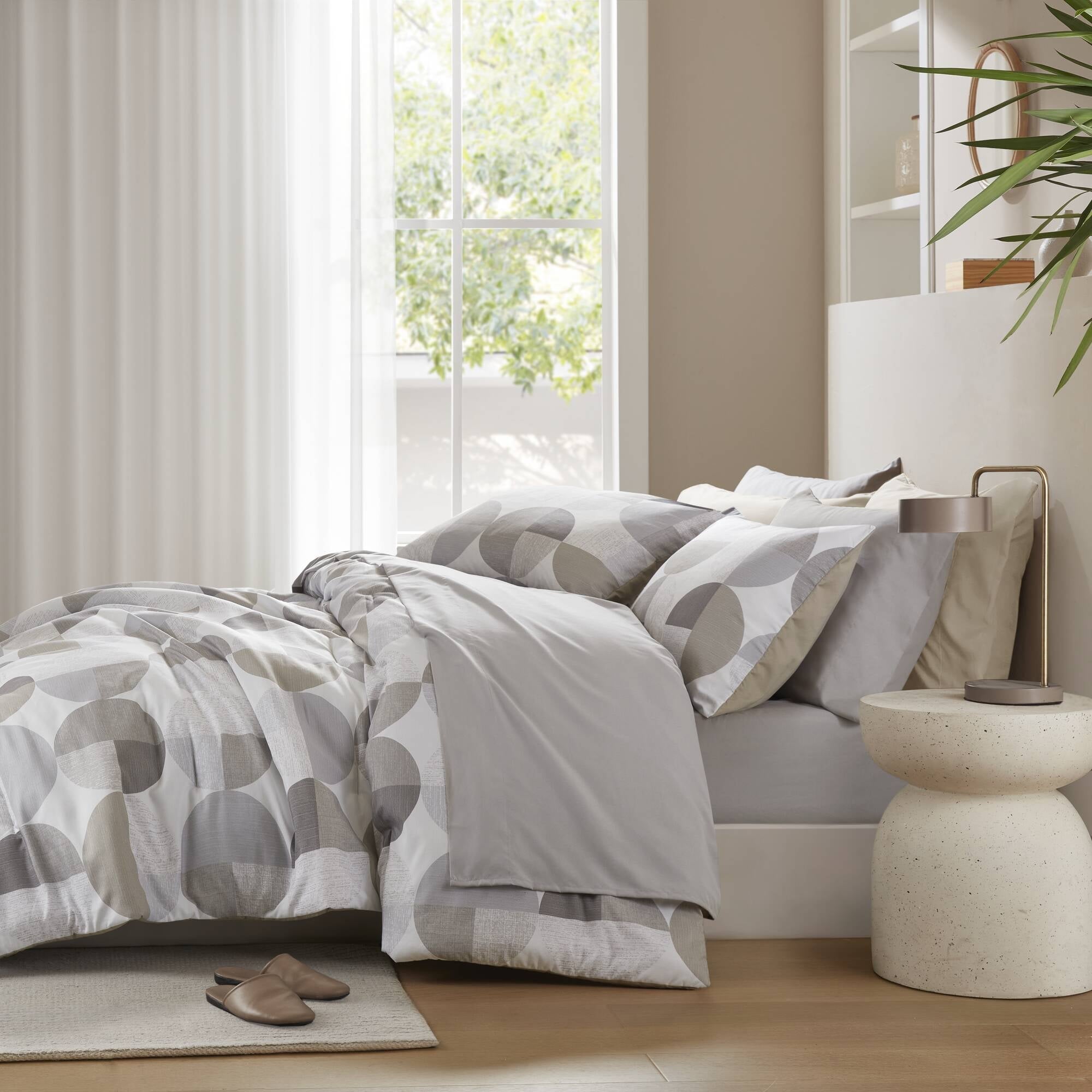 Luxurious Quilted Full/Queen Size Comforter Set, Tan/Gray Bedding Set for All Seasons, 3-Piece Round Geometric Print Bedding Comforter Set - Hypoallergenic Ultra-Fluffy Quilt for Winter Detail
