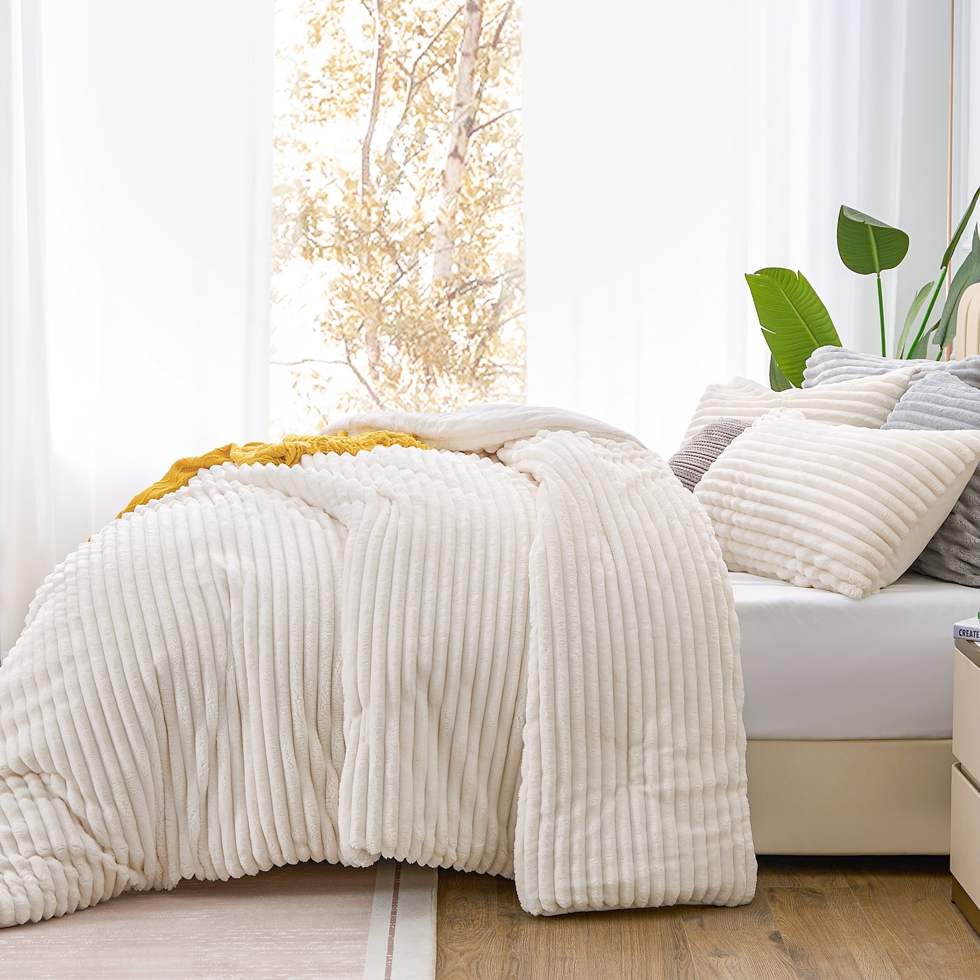 Hypoallergenic Cloud Fleece Queen Comforter Set -Super Soft & Warm Fluffy White Bedding, Luxury Fuzzy Heavy Bed Set for Winter with 2 Pill... - All-Season Down Alternative Comforter Insert Detail