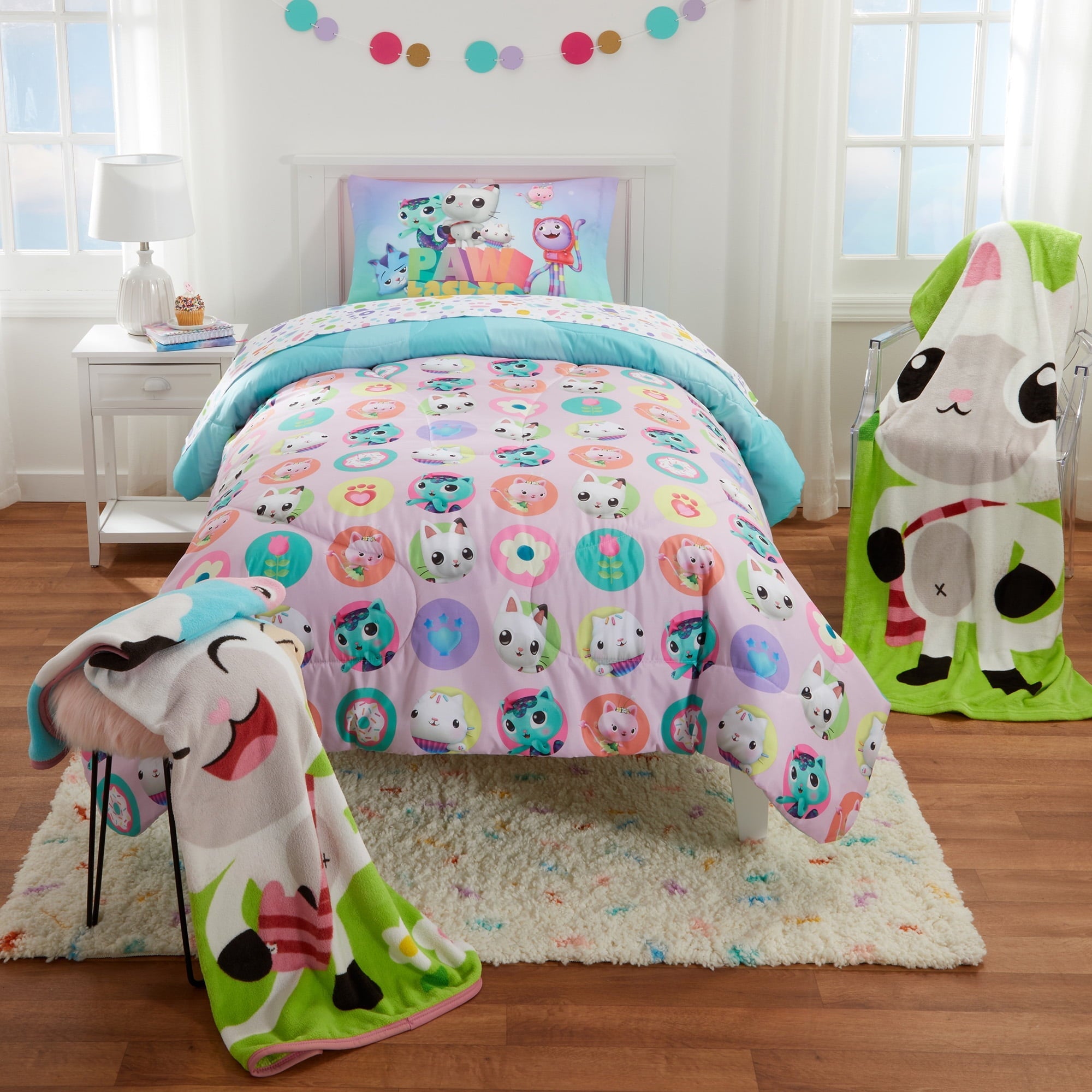 Heavyweight Warmth Gabby's Dollhouse Kids Comforter and Pillowcase, 2-Piece Set, Twin/Full, Reversible - All-Season Down Alternative Comforter Insert Detail