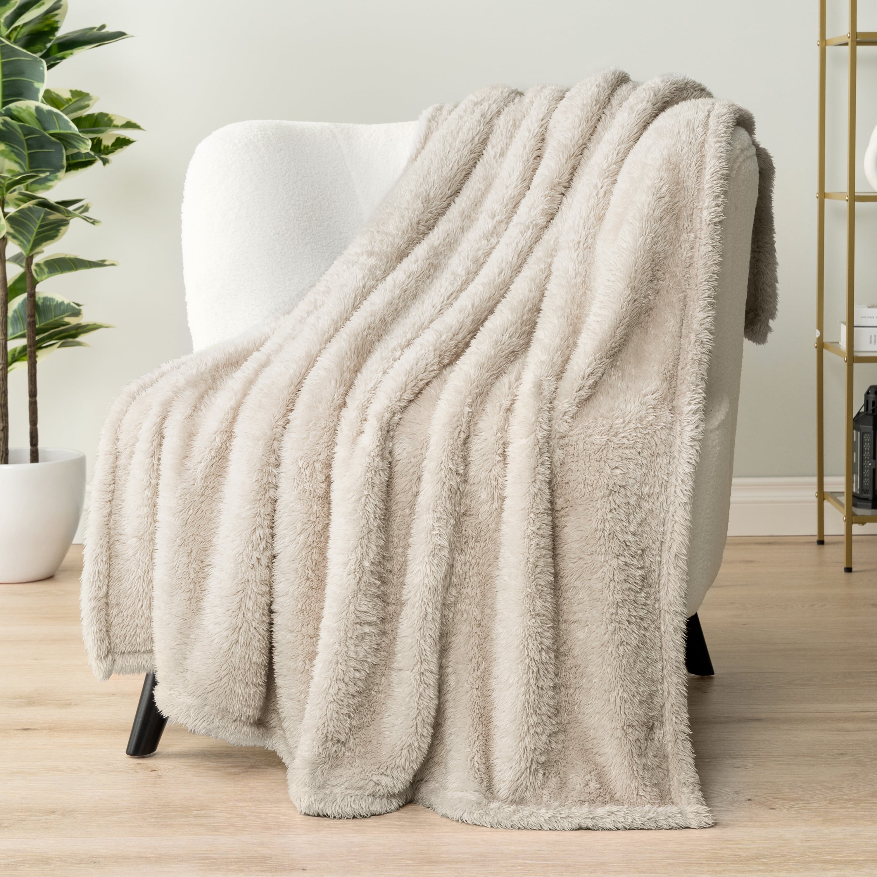 Cozy Fleece Sherpa Throw Blanket For Couch Sofa, Cream Beige Fluffy Warm Plush Blanket for Bed, Cozy Super Soft Lightweight Throw... - Super Soft Reversible Sherpa Flannel Blanket Detail