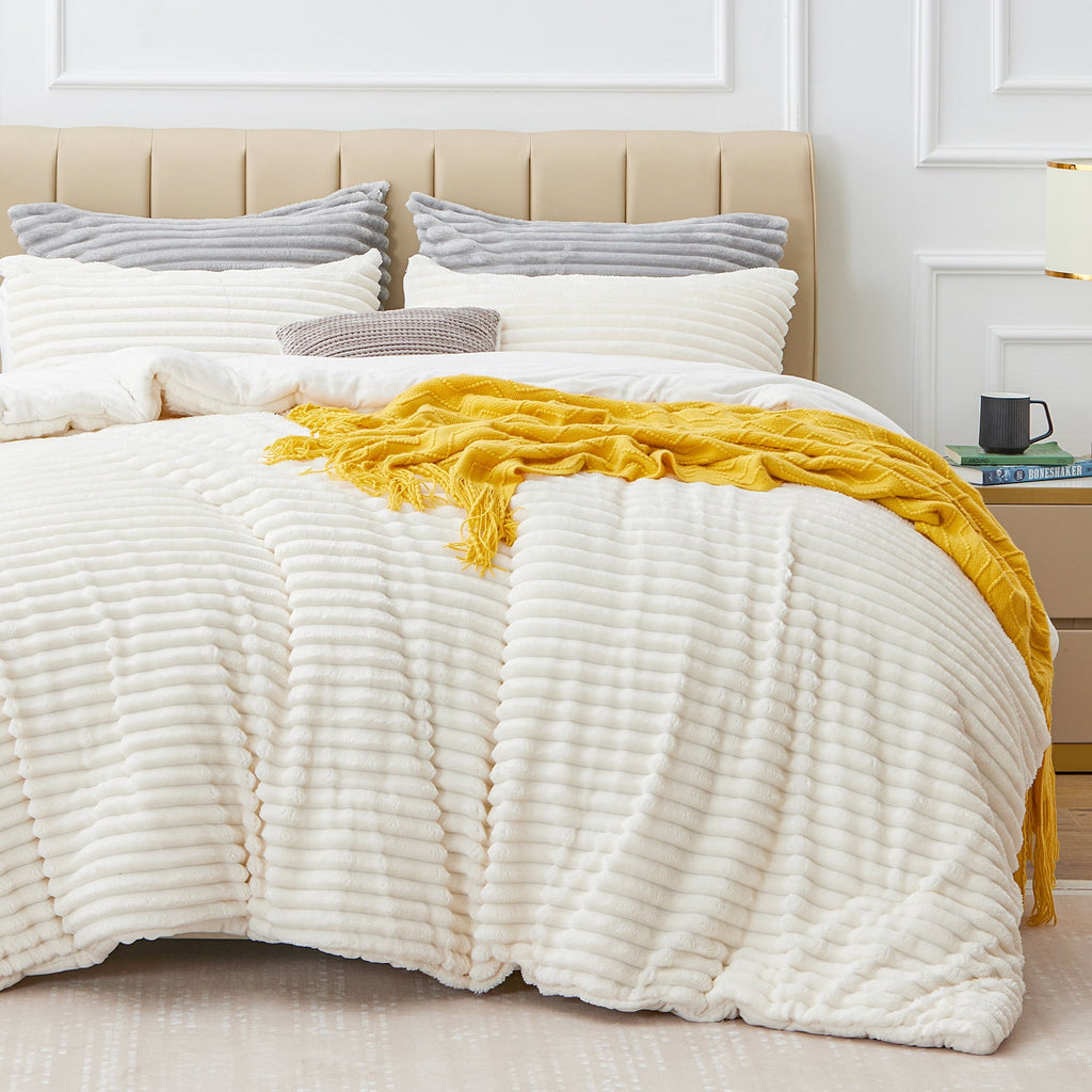 Hypoallergenic Cloud Fleece Queen Comforter Set -Super Soft & Warm Fluffy White Bedding, Luxury Fuzzy Heavy Bed Set for Winter with 2 Pill... - All-Season Down Alternative Comforter Insert Detail
