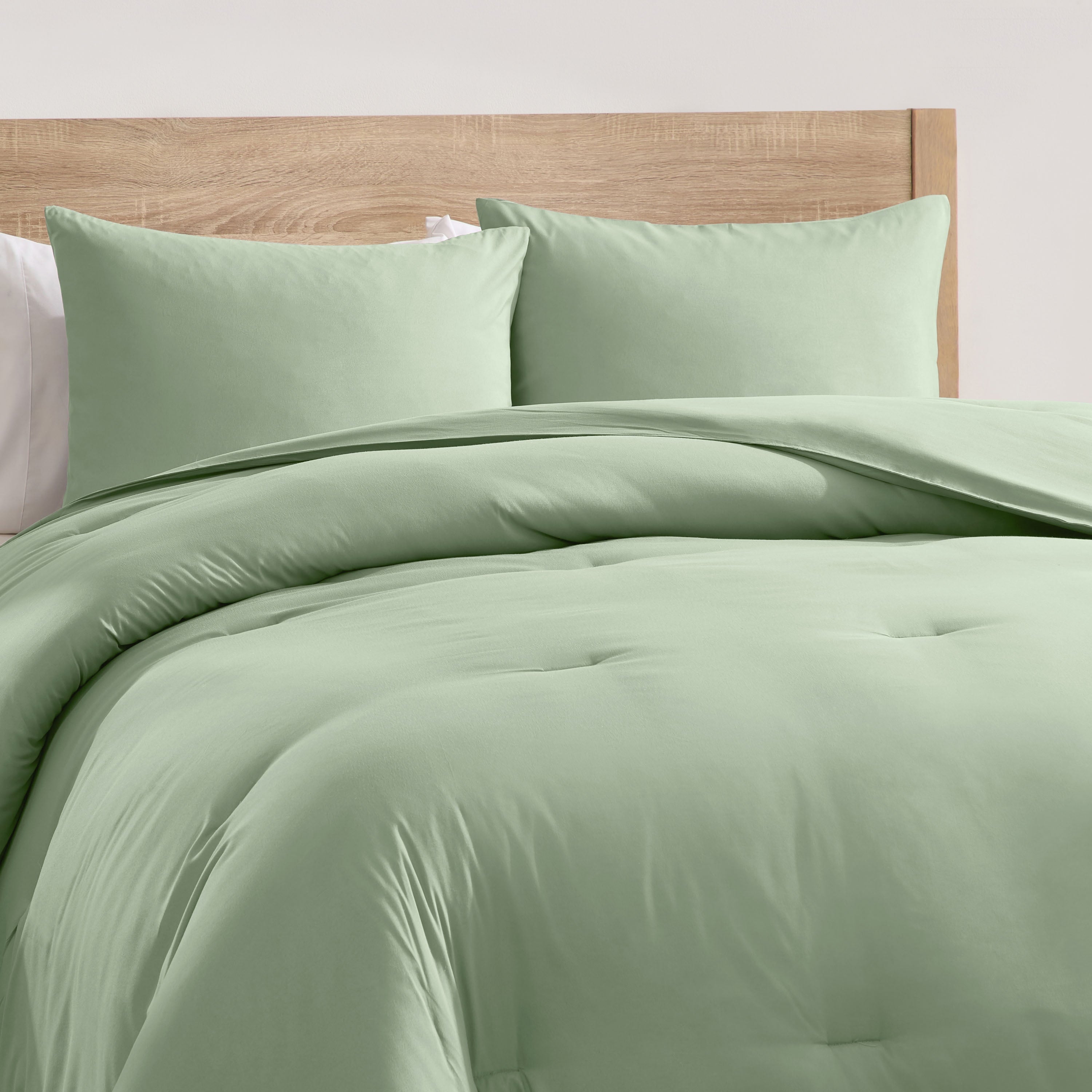 All-Season Comforter Sets, All Season Lightweight Solid Queen Comforter Set, 3-Pc Bedding Sets, Sage Green - Cloud-Like Soft Lightweight Bed Comforter Detail