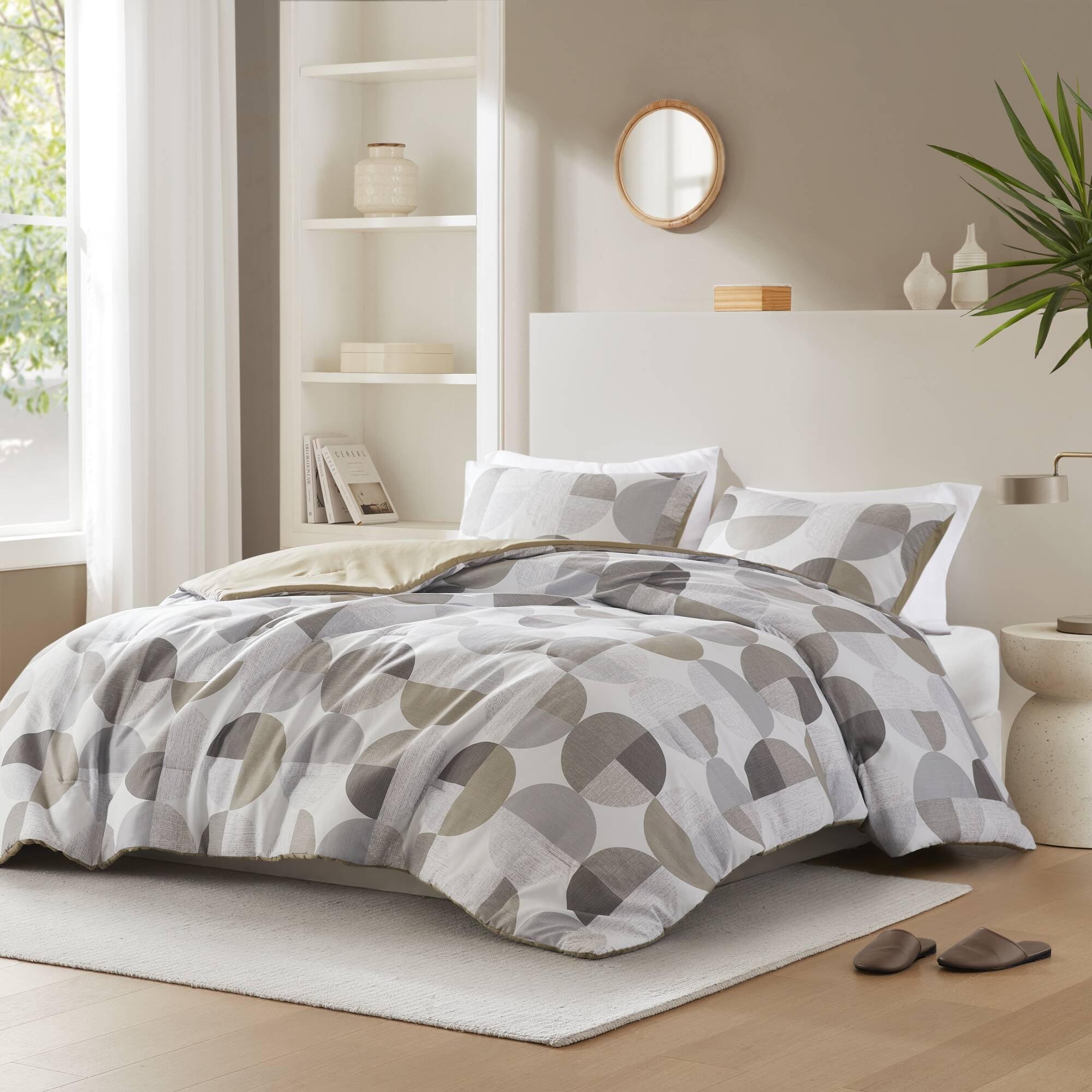 Luxurious Quilted Full/Queen Size Comforter Set, Tan/Gray Bedding Set for All Seasons, 3-Piece Round Geometric Print Bedding Comforter Set - Hypoallergenic Ultra-Fluffy Quilt for Winter Detail