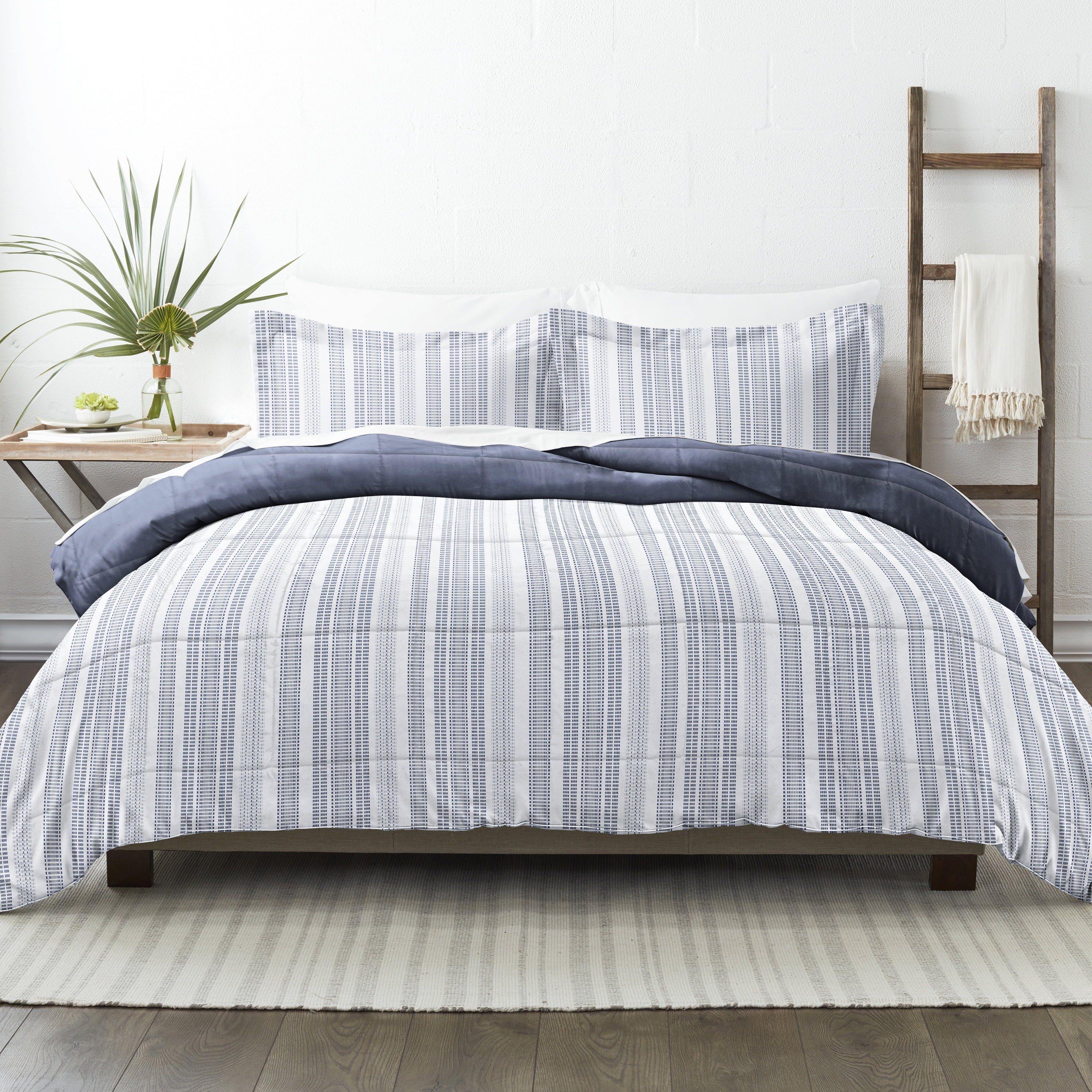 Fluffy Down Alternative 2-Piece Navy Farmhouse Dreams ReversiblePrint Comforter Set, Twin/TwinXL - Luxurious Quilted Duvet Cover Set Detail