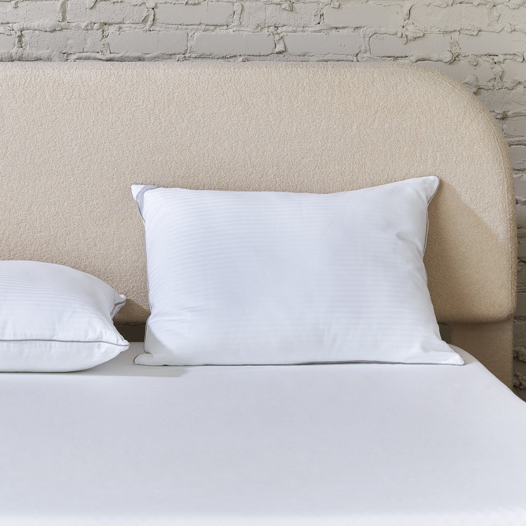 Ergonomic Memory Foam Down Alternative Bed Pillow, Standard/Queen - Decorative Throw Pillow Cushion for Sofa & Bed Detail