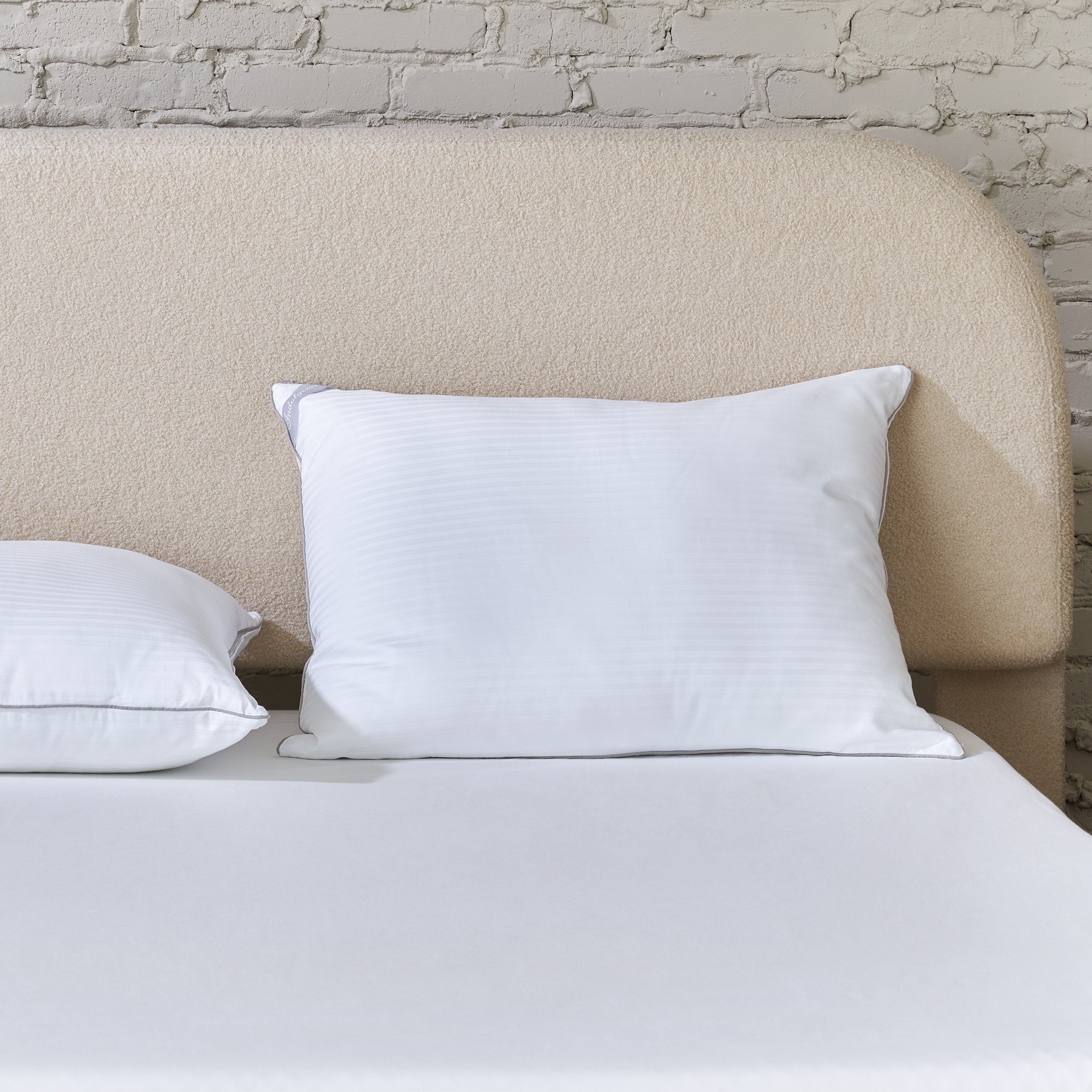 Ergonomic Memory Foam Down Alternative Bed Pillow, Standard/Queen - Decorative Throw Pillow Cushion for Sofa & Bed Detail