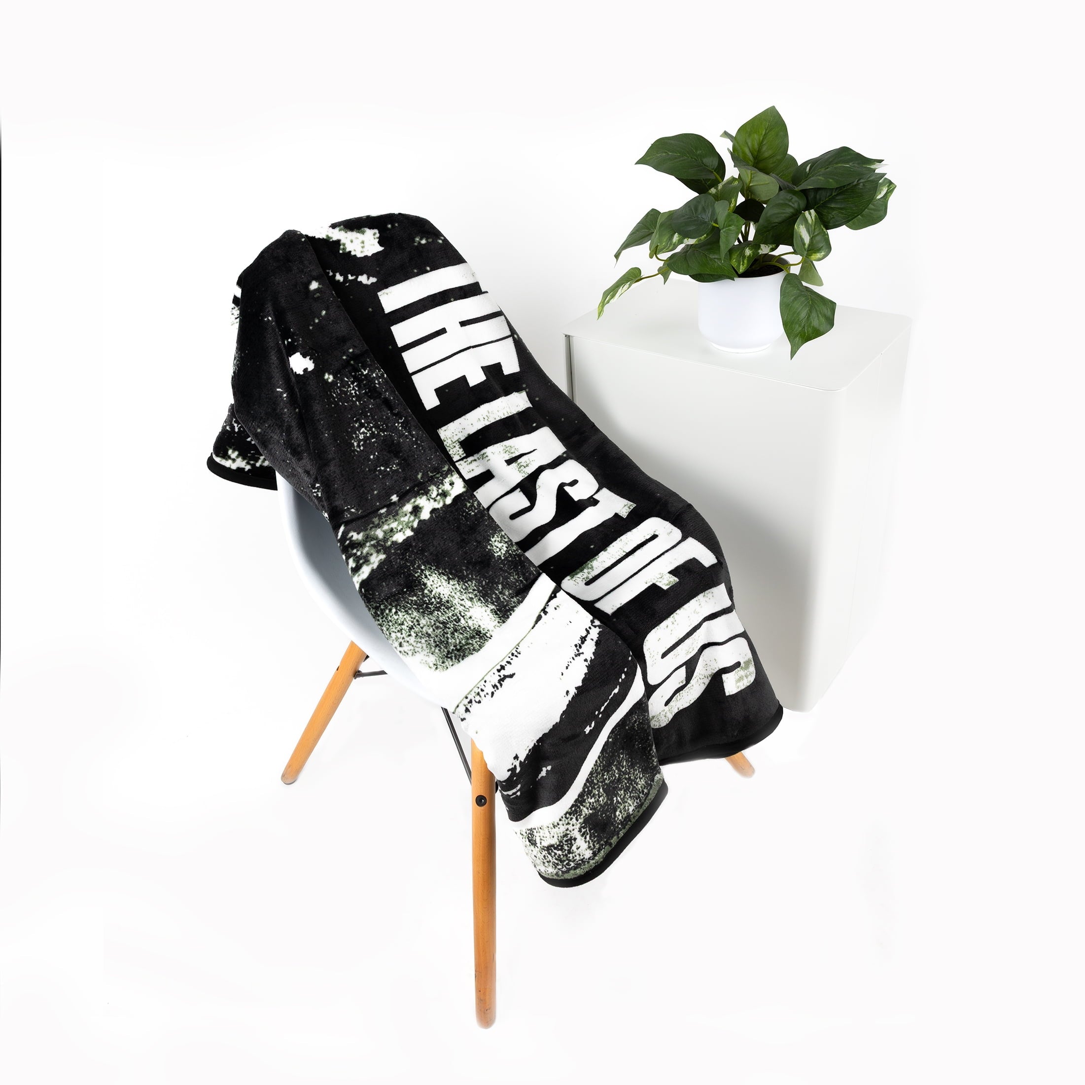 Lightweight Warm Black and White Polyester Throw Blanket, 50" X 60" - Cozy Fleece Throw Blanket for Couch & Bed Detail